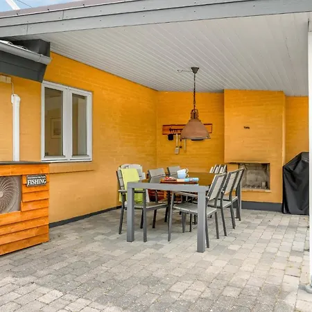 3 Bedroom Cozy In Glesborg * Fjellerup Strand