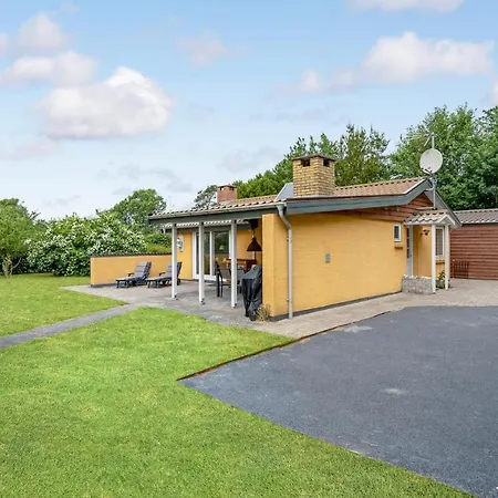 3 Bedroom Cozy In Glesborg * Fjellerup Strand