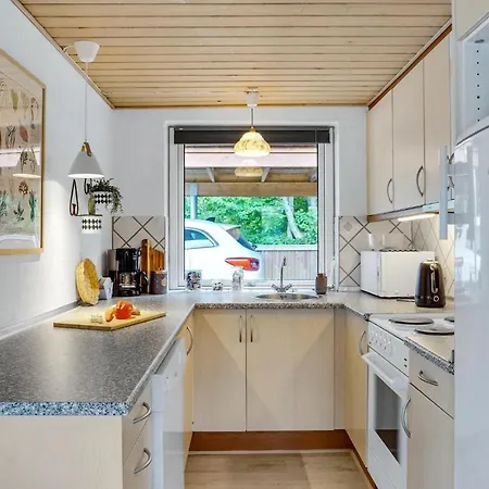 3 Bedroom Cozy In Glesborg Fjellerup Strand