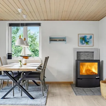 3 Bedroom Cozy In Glesborg Fjellerup Strand
