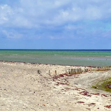 3 Bedroom Cozy In Glesborg Fjellerup Strand